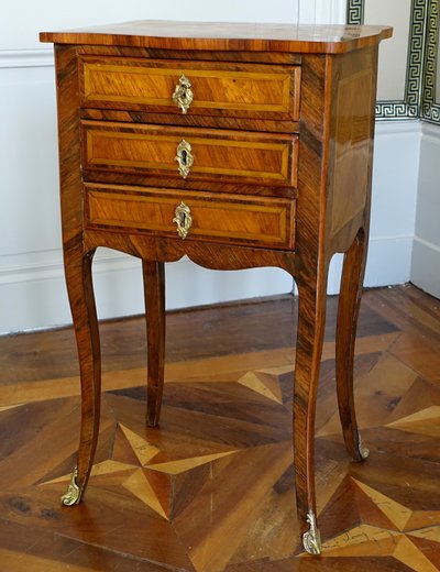 Table de salon chiffonnière ou chevet d'époque Louis XV en marqueterie