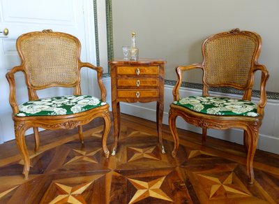Table de salon chiffonnière ou chevet d'époque Louis XV en marqueterie