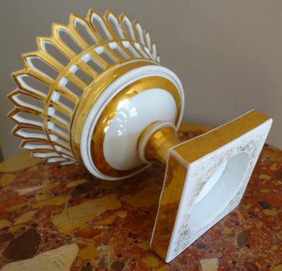 An Empire-period gilt and gold Paris porcelain openwork bowl - Restoration period