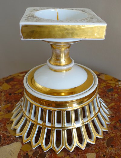 An Empire-period gilt and gold Paris porcelain openwork bowl - Restoration period