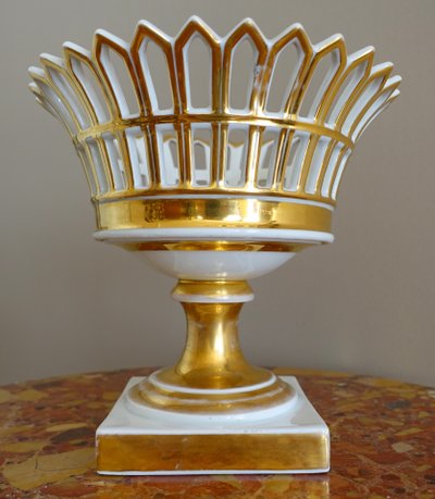 An Empire-period gilt and gold Paris porcelain openwork bowl - Restoration period