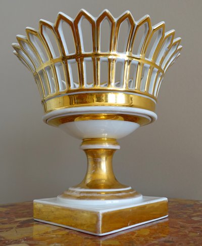 An Empire-period gilt and gold Paris porcelain openwork bowl - Restoration period