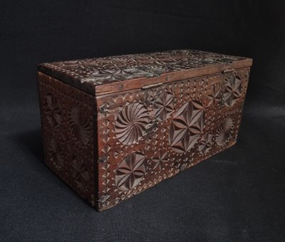 coffret de dentelière En Noyer Sculpté Art Populaire