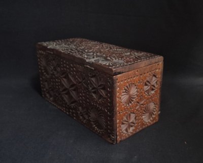 coffret de dentelière En Noyer Sculpté Art Populaire