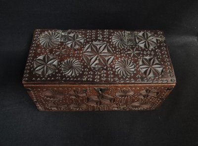 coffret de dentelière En Noyer Sculpté Art Populaire