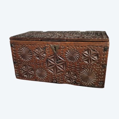 coffret de dentelière En Noyer Sculpté Art Populaire
