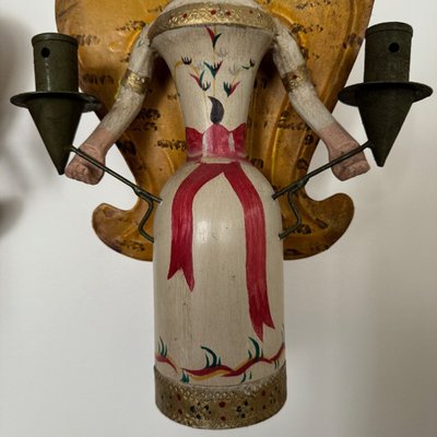Coppia di applique in legno policromo su supporto in ferro battuto, 1950