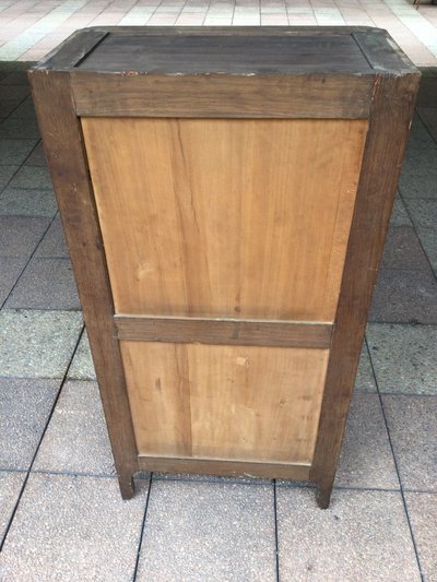 Ein kleiner Sekretär, der einen Chiffonnier simuliert
