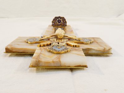 LARGE CRUCIFIX wall-mounted BENITIER in onyx and cloisonné gilt bronze 19th century