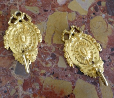 Paire de porte-montres Louis XVI en bronze ciselé et doré au mercure - ideal suspente miniature