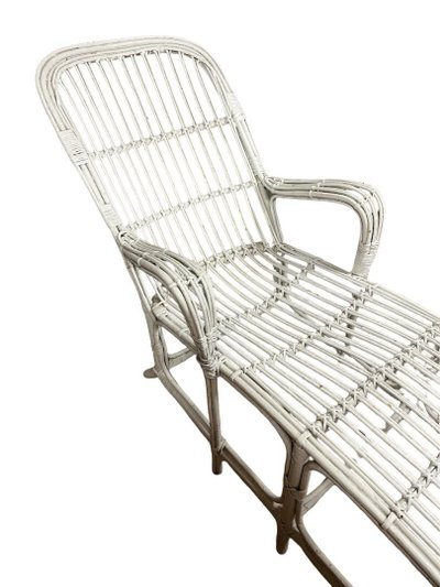 Transat ou chaise longue Vintage en rotin laqué blanc 1960's 