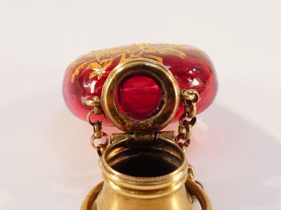 SALE o boccetta per profumo in vetro smaltato rosso, fine XIX secolo