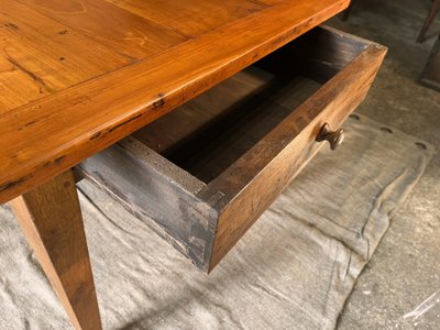 Country table in cherry and oak