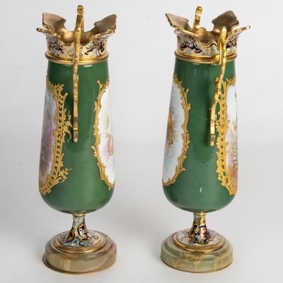 Paire de vases en porcelaine et émail cloisonné, fin XIXème siècle 