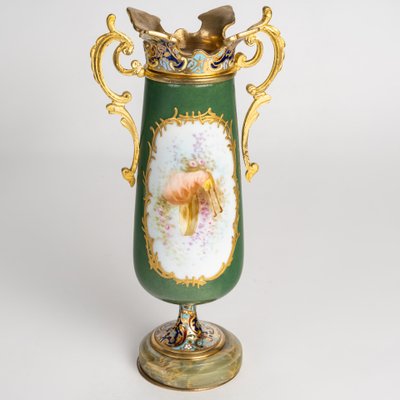 Paire de vases en porcelaine et émail cloisonné, fin XIXème siècle 