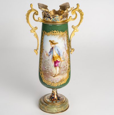 Paire de vases en porcelaine et émail cloisonné, fin XIXème siècle 
