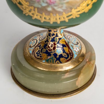 Paire de vases en porcelaine et émail cloisonné, fin XIXème siècle 