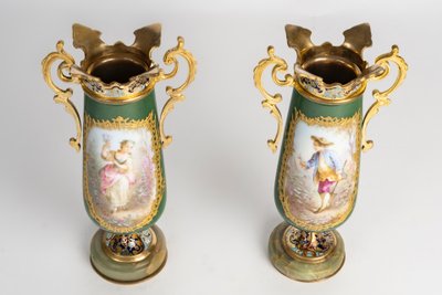 Paire de vases en porcelaine et émail cloisonné, fin XIXème siècle 