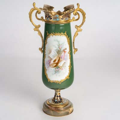 Paire de vases en porcelaine et émail cloisonné, fin XIXème siècle 