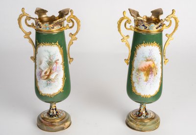 Paire de vases en porcelaine et émail cloisonné, fin XIXème siècle 