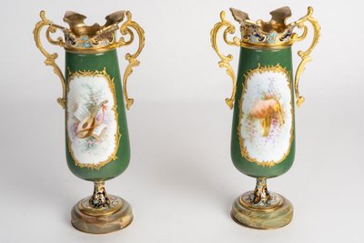 Paire de vases en porcelaine et émail cloisonné, fin XIXème siècle 