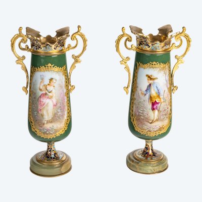 Paire de vases en porcelaine et émail cloisonné, fin XIXème siècle 