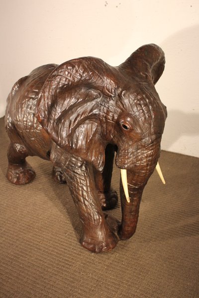  Éléphant des années 1970 en cuir