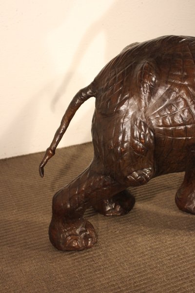  Éléphant des années 1970 en cuir
