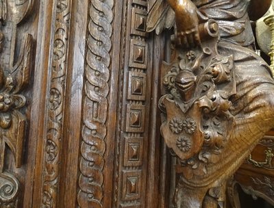 Flämischer Renaissance-Eichenschrank mit geschnitzten Karyatidenplatten, Cluny, 16. Jahrhundert