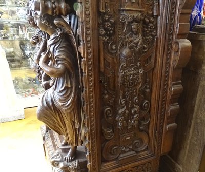 Flämischer Renaissance-Eichenschrank mit geschnitzten Karyatidenplatten, Cluny, 16. Jahrhundert