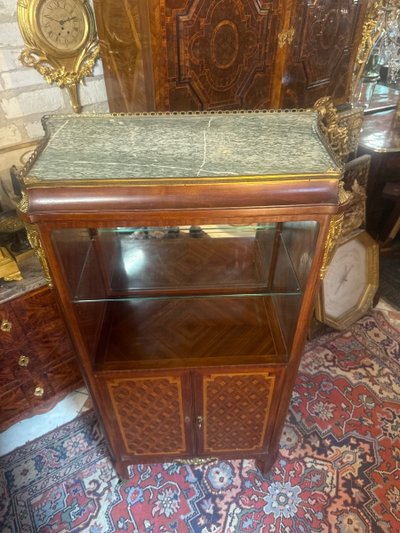 VITRINE de style LOUIS XVI – DIRECTOIRE, DES ATELIERS L .BETTENFELD PARIS