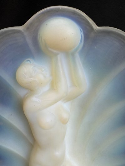 Art-Deco-Skulptur aus opaleszierendem Glas