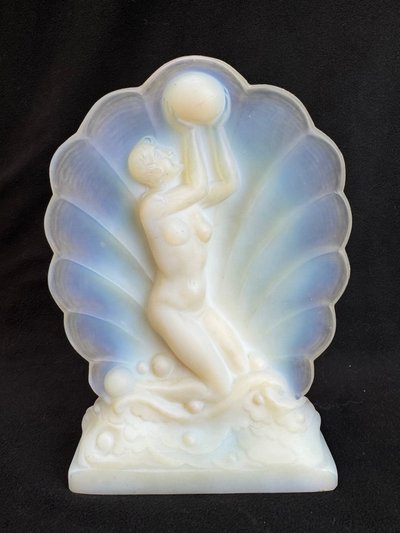 Art-Deco-Skulptur aus opaleszierendem Glas