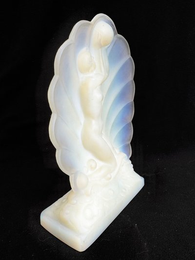 Art-Deco-Skulptur aus opaleszierendem Glas