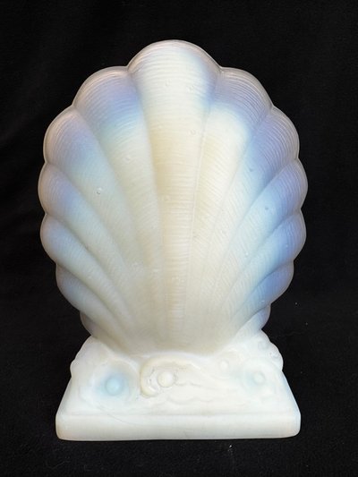 Art-Deco-Skulptur aus opaleszierendem Glas