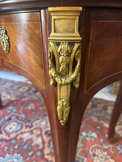 Schreibtisch im Louis XVI-Stil aus den Werkstätten von L. Bettenfeld, Paris