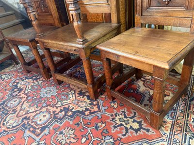 SET OF RENAISSANCE ARMCHAIRS AND CHAIRS