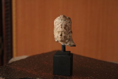 Tête féminine antique en terre cuite, période hellénistique