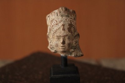 Tête féminine antique en terre cuite, période hellénistique