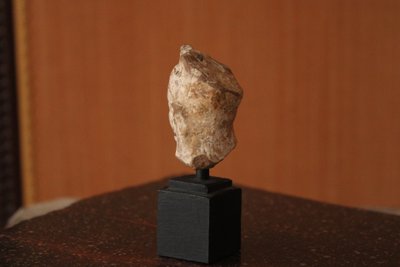 Tête féminine antique en terre cuite, période hellénistique