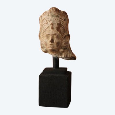 Tête féminine antique en terre cuite, période hellénistique