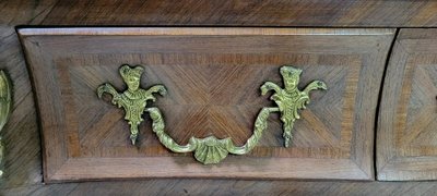 Magnifique Commode galbée style Louis XV en marquèterie de bois précieux