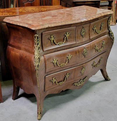 Magnifique Commode galbée style Louis XV en marquèterie de bois précieux