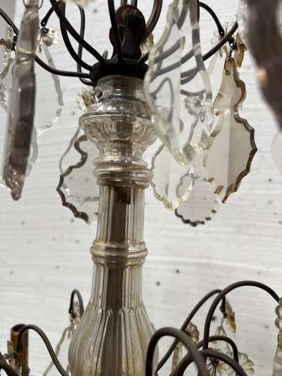 Lampadario in stile Luigi XV con pendenti e frutta in vetro colorato XX secolo