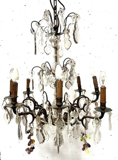 Lampadario in stile Luigi XV con pendenti e frutta in vetro colorato XX secolo