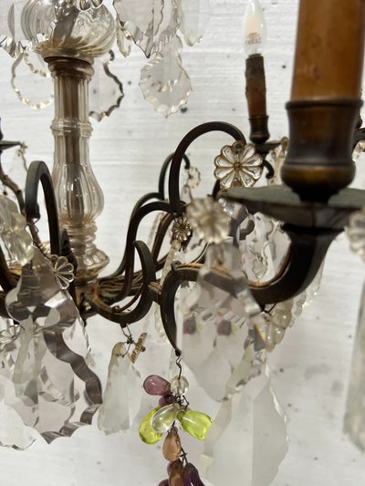 Lampadario in stile Luigi XV con pendenti e frutta in vetro colorato XX secolo