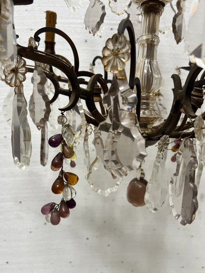 Lampadario in stile Luigi XV con pendenti e frutta in vetro colorato XX secolo