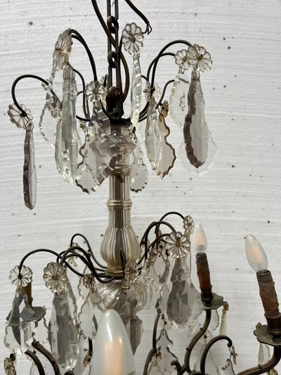 Lampadario in stile Luigi XV con pendenti e frutta in vetro colorato XX secolo