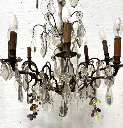 Lampadario in stile Luigi XV con pendenti e frutta in vetro colorato XX secolo