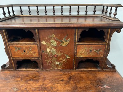 Bureau a gradins en bois décoré de pyrogravures XIX siècle